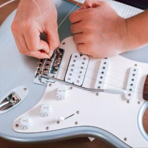 SERVICIO - CAMBIO DE CUERDAS DE GUITARRA ESPAÑOLA/ACUSTICA/ELECTRICA/BAJO