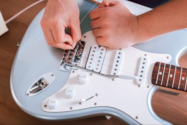 SERVICIO - CAMBIO DE CUERDAS DE GUITARRA ESPAÑOLA/ACUSTICA/ELECTRICA/BAJO
